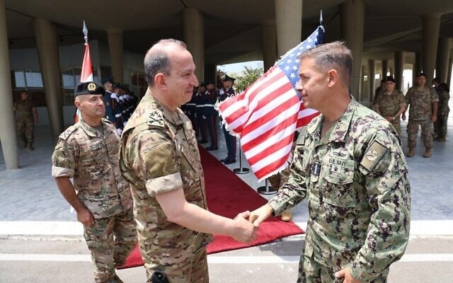 L'amiral Brad Cooper (à droite), chef du Commandement central des États-Unis (CENTCOM), et le général Rodolphe Haykal, commandant des Forces armées libanaises, à Beyrouth, le 29 juin 2026. (Crédit : Forces armées libanaises)
