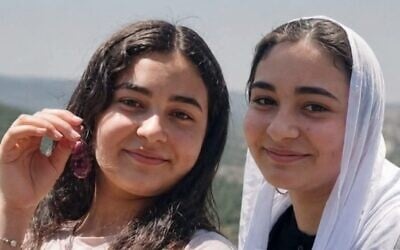 De gauche à droite : Iman Khair et Hala Azzam, 13 ans, sur une photo non datée publiée après leur noyade dans le Jourdain, au nord d'Israël, le 28 juin 2026. (Crédit : Réseaux sociaux ; utilisée conformément à l'article 27a de la loi sur le droit d'auteur)