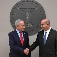 Le Premier ministre Benjamin Netanyahu (à gauche) serrant la main du nouveau chef de l'agence de renseignement du Mossad, Roman Gofman, lors d’une cérémonie de bienvenue, le 2 juin 2026. (Crédit : Haïm Zach/Bureau de la presse gouvernementale)