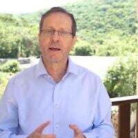 Le président Isaac Herzog adressant un message en arabe à son homologue libanais, Joseph Aoun, le 10 juin 2026. (Crédit : Capture d'écran/Gregory Badu/Bureau de la presse gouvernementale)