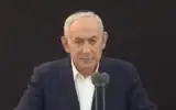 Le Premier ministre Benjamin Netanyahu s'exprimant lors d'une cérémonie de commémoration, à Jérusalem, le 21 juin 2026. (Crédit : Roy Avraham/GPO)