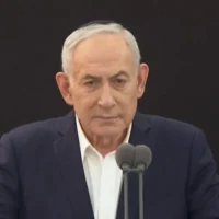 Le Premier ministre Benjamin Netanyahu s'exprimant lors d'une cérémonie de commémoration, à Jérusalem, le 21 juin 2026. (Crédit : Roy Avraham/GPO)