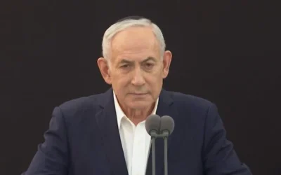 Le Premier ministre Benjamin Netanyahu s'exprimant lors d'une cérémonie de commémoration, à Jérusalem, le 21 juin 2026. (Crédit : Roy Avraham/GPO)