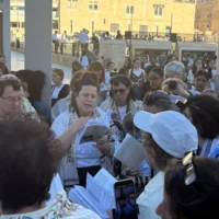 Une cérémonie de prière organisée par le groupe Femmes du mur au mur Occidental pour marquer le début du mois hébraïque de Tamouz, le 16 juin 2026. (Crédit : Gabriella Jacobs/Times of Israel)
