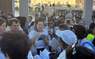 Une cérémonie de prière organisée par le groupe Femmes du mur au mur Occidental pour marquer le début du mois hébraïque de Tamouz, le 16 juin 2026. (Crédit : Gabriella Jacobs/Times of Israel)
