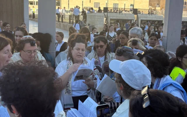 Une cérémonie de prière organisée par le groupe Femmes du mur au mur Occidental pour marquer le début du mois hébraïque de Tamouz, le 16 juin 2026. (Crédit : Gabriella Jacobs/Times of Israel)