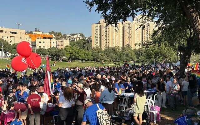 Des participants à la Marche des fiertés annuelle de Jérusalem se rassemblent au parc Sacher, le 4 juin 2026. (Charlie Summers/Times of Israel)