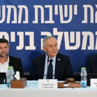 Le Premier ministre Benjamin Netanyahu (au centre), le ministre des Finances Bezalel Smotrich (à gauche) et le secrétaire du Cabinet Yossi Fuchs lors d’une réunion spéciale du Conseil des ministres dans la ville de Nof HaGalil, en Galilée, le 11 juin 2026. (Crédit : Haim Zach/GPO)