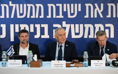 Le Premier ministre Benjamin Netanyahu (au centre), le ministre des Finances Bezalel Smotrich (à gauche) et le secrétaire du Cabinet Yossi Fuchs lors d’une réunion spéciale du Conseil des ministres dans la ville de Nof HaGalil, en Galilée, le 11 juin 2026. (Crédit : Haim Zach/GPO)