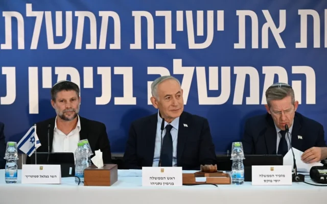 Le Premier ministre Benjamin Netanyahu (au centre), le ministre des Finances Bezalel Smotrich (à gauche) et le secrétaire du Conseil des ministres Yossi Fuchs lors d'une réunion extraordinaire du Conseil des ministres dans la ville de Nof HaGalil, en Galilée, le 11 juin 2026. (Crédit : Haim Zach/GPO)