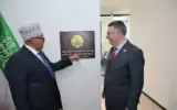 Le président du Somaliland, Abdirahman Mohamed Abdullahi, à gauche, et le ministre israélien des Affaires étrangères, Gideon Saar, inaugurent l'ambassade du Somaliland à Jérusalem, le 15 juin 2026. (Shlomi Amsalem/GPO)
