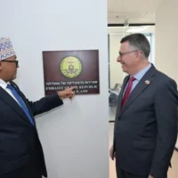 Le président du Somaliland, Abdirahman Mohamed Abdullahi, à gauche, et le ministre israélien des Affaires étrangères, Gideon Saar, inaugurent l'ambassade du Somaliland à Jérusalem, le 15 juin 2026. (Shlomi Amsalem/GPO)