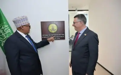 Le président du Somaliland, Abdirahman Mohamed Abdullahi, à gauche, et le ministre israélien des Affaires étrangères, Gideon Saar, inaugurent l'ambassade du Somaliland à Jérusalem, le 15 juin 2026. (Shlomi Amsalem/GPO)