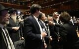Le président argentin, Javier Milei (à droite), saluant les participants lors d'un grand événement organisé par le mouvement Habad Loubavitch ,à Buenos Aires, le 8 juin 2026. (Crédit : Nicolas Kremenchusky pour Habad Loubavitch Argentine via JTA)