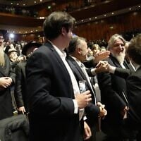 Le président argentin, Javier Milei (à droite), saluant les participants lors d'un grand événement organisé par le mouvement Habad Loubavitch ,à Buenos Aires, le 8 juin 2026. (Crédit : Nicolas Kremenchusky pour Habad Loubavitch Argentine via JTA)