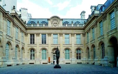Copie de la statue du capitaine Dreyfus réalisée par le sculpteur Louis Mitelberg, au musée d'Art et d'Histoire du judaïsme, à Paris, en 2011. (Crédit : Mbzt / CC-BY-3.0)