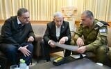 Le Premier ministre Benjamin Netanyahu (au centre) s'entretenant avec le ministre de la Défense Israel Katz (à gauche) et le chef d'état-major de l'armée israélienne, Eyal Zamir, aux quartiers généraux de l'armée de la Kirya, à Tel Aviv, le 26 mai 2026. (Crédit : Maayan Toaf/Bureau de la presse gouvernementale)