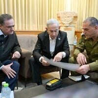 Le Premier ministre Benjamin Netanyahu (au centre) s'entretenant avec le ministre de la Défense Israel Katz (à gauche) et le chef d'état-major de l'armée israélienne, Eyal Zamir, aux quartiers généraux de l'armée de la Kirya, à Tel Aviv, le 26 mai 2026. (Crédit : Maayan Toaf/Bureau de la presse gouvernementale)