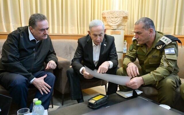 Le Premier ministre Benjamin Netanyahu (au centre) s'entretenant avec le ministre de la Défense Israel Katz (à gauche) et le chef d'état-major de l'armée israélienne, Eyal Zamir, aux quartiers généraux de l'armée de la Kirya, à Tel Aviv, le 26 mai 2026. (Crédit : Maayan Toaf/Bureau de la presse gouvernementale)