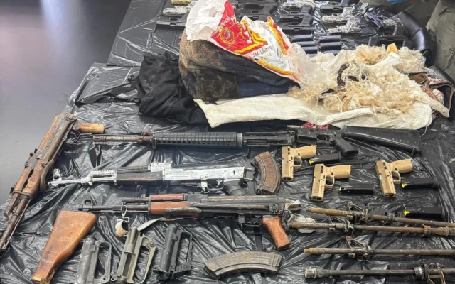 Des armes saisies par l'armée israélienne et la police lors d'une tentative de contrebande transfrontalière depuis la Jordanie, le 12 juin 2026. (Crédit: Police israélienne)