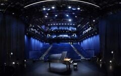 Un piano dans la salle de théâtre de la Scala à Paris (Crédit : CC BY-SA 4.0)