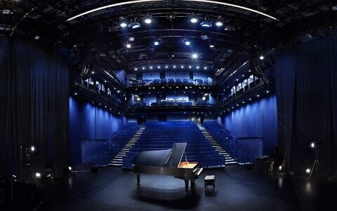 Un piano dans la salle de théâtre de la Scala à Paris (Crédit : CC BY-SA 4.0)
