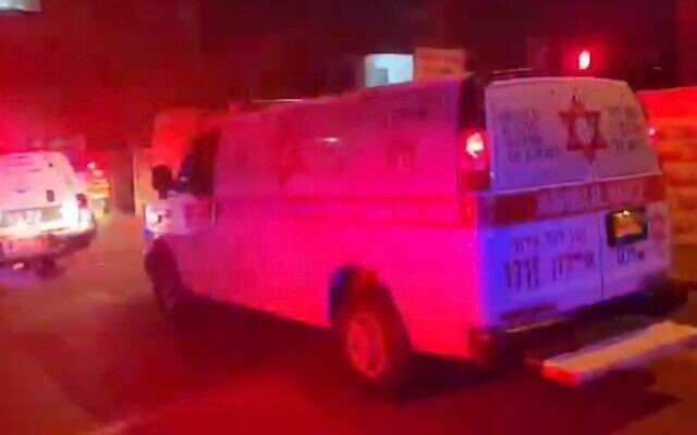 La scène où un homme a été retrouvé mort, à Ramle, le 31 mai 2026. (Crédit : Capture d'écran vidéo ; utilisée conformément à l'article 27a de la loi sur le droit d'auteur)