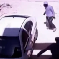 Des images provenant de la ville de Naplouse, au nord de la Cisjordanie, datées de la fin de la matinée du 6 juin 2026, montrent des assaillants juifs en train de saccager une voiture garée. (Capture d'écran : X)