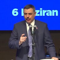 Capture d'écran d'un discours prononcé par le ministre turc de l'Intérieur, Mustafa Çiftçi, lors d'un congrès du parti AKP à Çorum, en Turquie, le 6 juin 2026. (Crédit : X, utilisé conformément à l'article 27a de la loi sur le droit d'auteur)