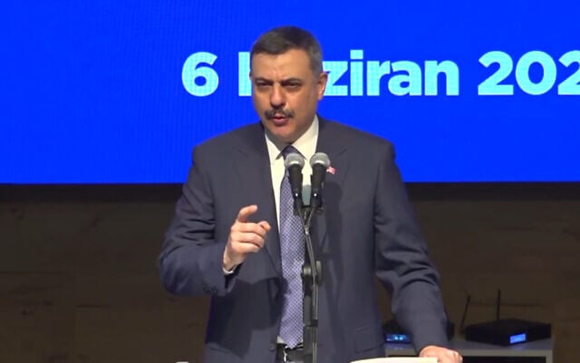 Capture d'écran d'un discours prononcé par le ministre turc de l'Intérieur, Mustafa Çiftçi, lors d'un congrès du parti AKP à Çorum, en Turquie, le 6 juin 2026. (Crédit : X, utilisé conformément à l'article 27a de la loi sur le droit d'auteur)