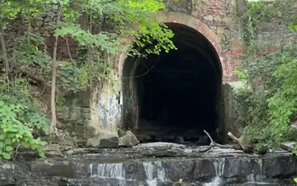 Un tunnel de drainage d’où des dizaines de jeunes filles juives en excursion scolaire sont entrées dans le réseau d’égouts de la ville dans le Nyack Memorial Park, à New York, le 10 juin 2026. (Crédit : Capture d’écran/CBS New York)