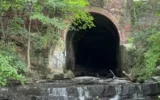 Un tunnel de drainage d’où des dizaines de jeunes filles juives en excursion scolaire sont entrées dans le réseau d’égouts de la ville dans le Nyack Memorial Park, à New York, le 10 juin 2026. (Crédit : Capture d’écran/CBS New York)
