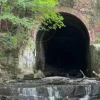 Un tunnel de drainage d’où des dizaines de jeunes filles juives en excursion scolaire sont entrées dans le réseau d’égouts de la ville dans le Nyack Memorial Park, à New York, le 10 juin 2026. (Crédit : Capture d’écran/CBS New York)