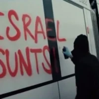 Un militant pro-palestinien et anti-Israël tague la phrase« Détruire Israël » en basque sur un wagon de tramway fabriqué par CAF pour la Ligne Violette de Tel Aviv, à Beasain en Espagne, sur une vidéo du 4 juin 2026. (Capture d'écran : X, utilisée conformément à la clause 27a de la loi sur les droits d'auteur)
