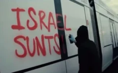 Un militant pro-palestinien et anti-Israël tague la phrase« Détruire Israël » en basque sur un wagon de tramway fabriqué par CAF pour la Ligne Violette de Tel Aviv, à Beasain en Espagne, sur une vidéo du 4 juin 2026. (Capture d'écran : X, utilisée conformément à la clause 27a de la loi sur les droits d'auteur)