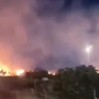 Des incendies font rage autour de la ville palestinienne de Deir Dibwan suite à l'attaque et l'incendie provoqué par des résidents d'implantations sur des terres agricoles et des véhicules dans la région de Ramallah, le 14 juin 2026. (Capture d'écran : X, utilisée conformément à la clause 27a de la loi sur les droits d'auteur)