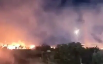 Des incendies font rage autour de la ville palestinienne de Deir Dibwan suite à l'attaque et l'incendie provoqué par des résidents d'implantations sur des terres agricoles et des véhicules dans la région de Ramallah, le 14 juin 2026. (Capture d'écran : X, utilisée conformément à la clause 27a de la loi sur les droits d'auteur) Des incendies font rage autour de la ville palestinienne de Deir Dibwan suite à l'attaque et l'incendie provoqué par des résidents d'implantations sur des terres agricoles et des véhicules dans la région de Ramallah, le 14 juin 2026. (Capture d'écran : X, utilisée conformément à la clause 27a de la loi sur les droits d'auteur)