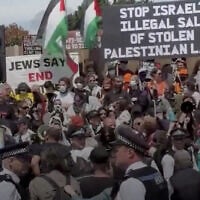 Des manifestants anti-Israël lors d'un salon immobilier israélien organisé dans une synagogue de Londres, le 14 juin 2026. (Crédit : Utilisation conforme à l'article 27a de la loi sur le droit d'auteur)
