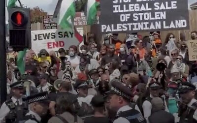 Des manifestants anti-Israël lors d'un salon immobilier israélien organisé dans une synagogue de Londres, le 14 juin 2026. (Crédit : Utilisation conforme à l'article 27a de la loi sur le droit d'auteur) Des manifestants anti-Israël lors d'un salon immobilier israélien organisé dans une synagogue de Londres, le 14 juin 2026. (Crédit : Utilisation conforme à l'article 27a de la loi sur le droit d'auteur)