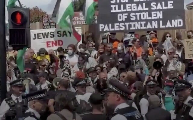 Des manifestants anti-Israël lors d'un salon immobilier israélien organisé dans une synagogue de Londres, le 14 juin 2026. (Crédit : Utilisation conforme à l'article 27a de la loi sur le droit d'auteur)