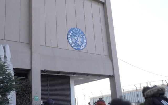 Un bâtiment de l'École internationale des Nations Unies à New York, dans une vidéo publiée le 16 décembre 2022. (Crédit : Capture d'écran/YouTube/École internationale des Nations unies) Un bâtiment de l'École internationale des Nations Unies à New York, dans une vidéo publiée le 16 décembre 2022. (Crédit : Capture d'écran/YouTube/École internationale des Nations unies)