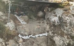 Fouilles menées par l’Autorité israélienne des Antiquités et l’université de Haïfa dans une grotte préhistorique près de Fureidis, dans le nord d’Israël. (Crédit : Emil Aladjem/Autorité israélienne des Antiquités)