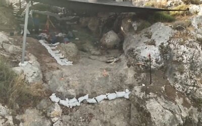 Fouilles menées par l’Autorité israélienne des Antiquités et l’université de Haïfa dans une grotte préhistorique près de Fureidis, dans le nord d’Israël. (Crédit : Emil Aladjem/Autorité israélienne des Antiquités) Fouilles menées par l’Autorité israélienne des Antiquités et l’université de Haïfa dans une grotte préhistorique près de Fureidis, dans le nord d’Israël. (Crédit : Emil Aladjem/Autorité israélienne des Antiquités)