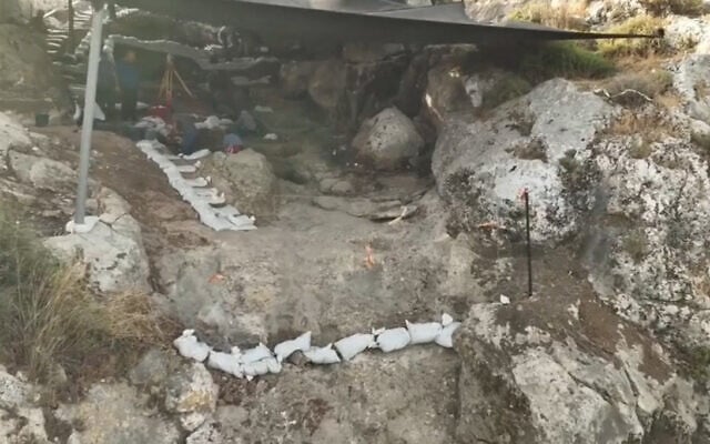 Fouilles menées par l’Autorité israélienne des Antiquités et l’université de Haïfa dans une grotte préhistorique près de Fureidis, dans le nord d’Israël. (Crédit : Emil Aladjem/Autorité israélienne des Antiquités)