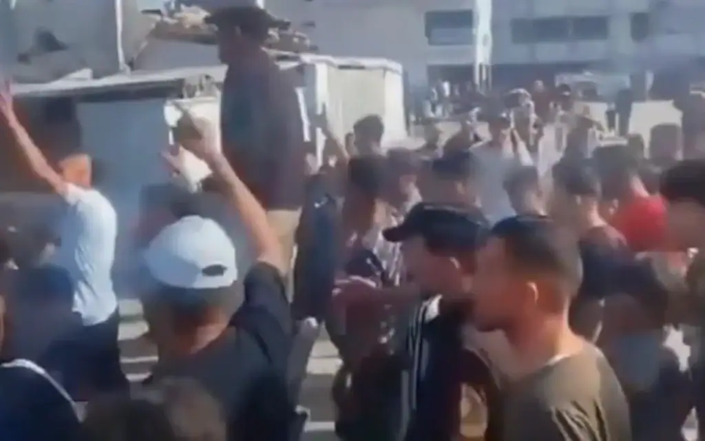 Des Palestiniens manifestent contre le Hamas à Gaza, le 26 juin 2026. (Capture d'écran/X)