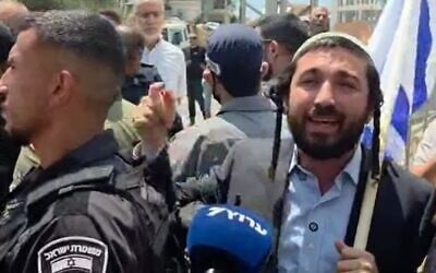 Le député Zvi Sokot (HaTzionout HaDatit) s'adressant aux journalistes lors d'une visite non annoncée dans des écoles d'Umm al-Fahm, suscitant la protestation des habitants, le 28 juin 2026. (Crédit : Capture d'écran/X)