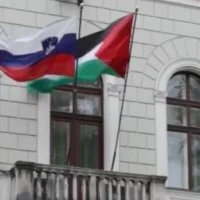 Capture d'écran d'une vidéo montrant le drapeau palestinien en train de flotter au vent sur le frontispice du palais présidentiel slovène, le 5 juin 2026. (Nataša Pirc Musar/X)