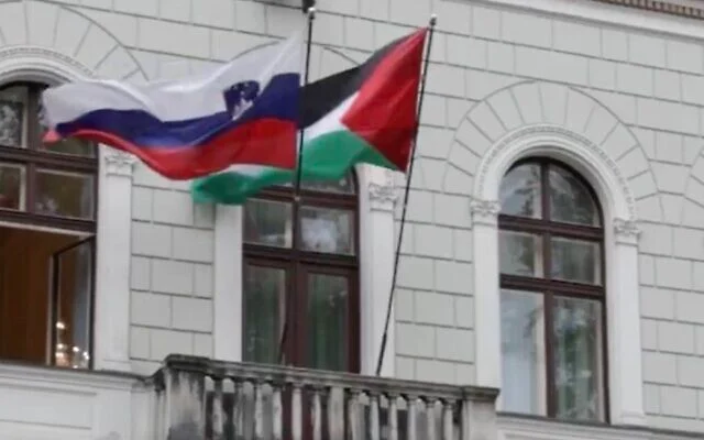 Capture d'écran d'une vidéo montrant le drapeau palestinien en train de flotter au vent sur le frontispice du palais présidentiel slovène, le 5 juin 2026. (Nataša Pirc Musar/X)