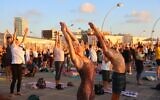 Des centaines d'amateurs de yoga se sont retrouvés au port de Tel Aviv le 21 juin 2026 à l'occasion de la Journée internationale du yoga (Crédit : Harold Silberg / Ambassade de l'Inde)