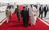 Le président iranien Ebrahim Raissi accueilli par l'émir du Qatar Tamim ben Hamad al-Thani, à son arrivée à Doha, au Qatar, le 21 février 2022. (Crédit : Présidence iranienne via AP)